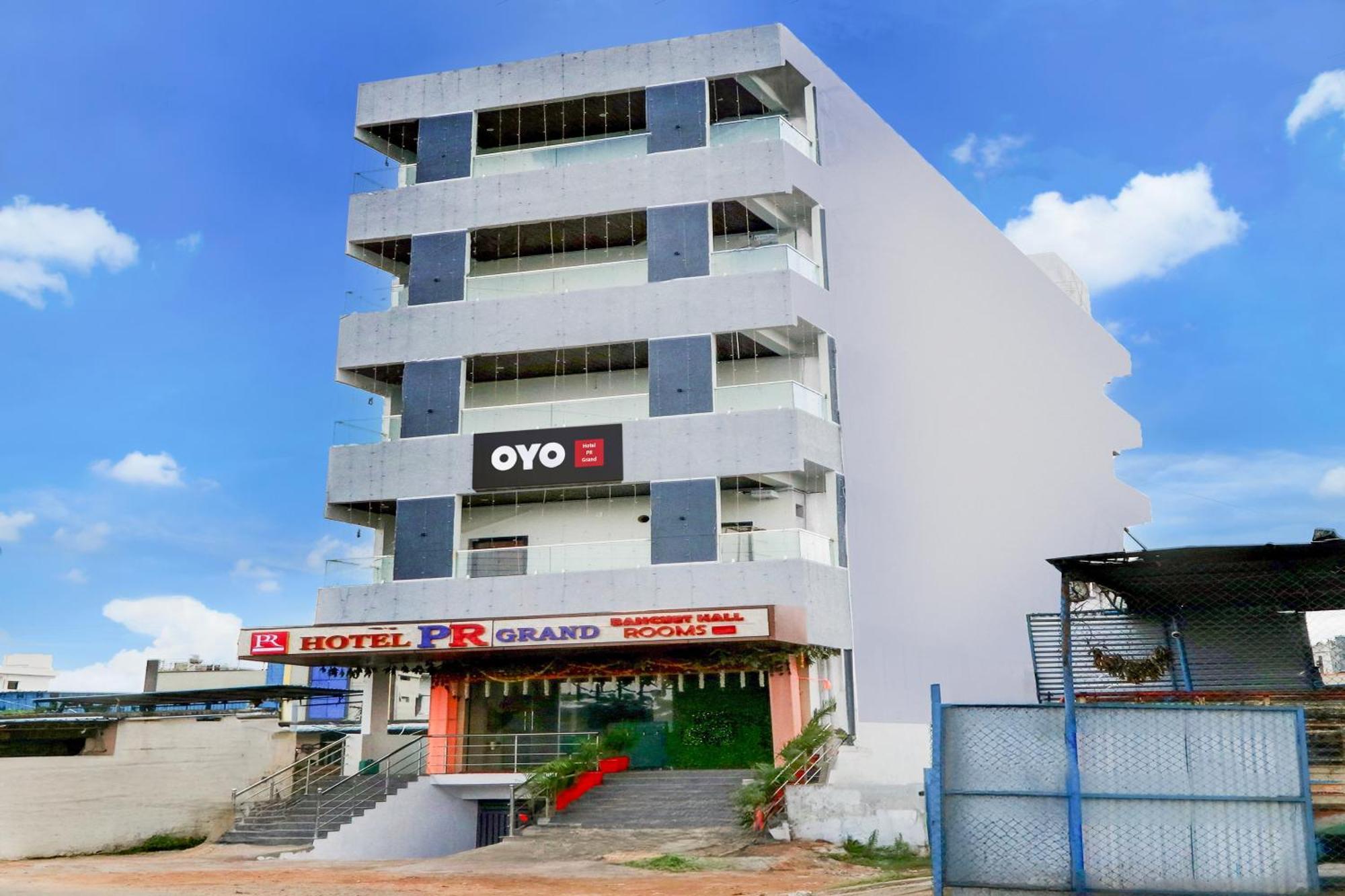 Hotel O Pr Grand Khammam Bagian luar foto