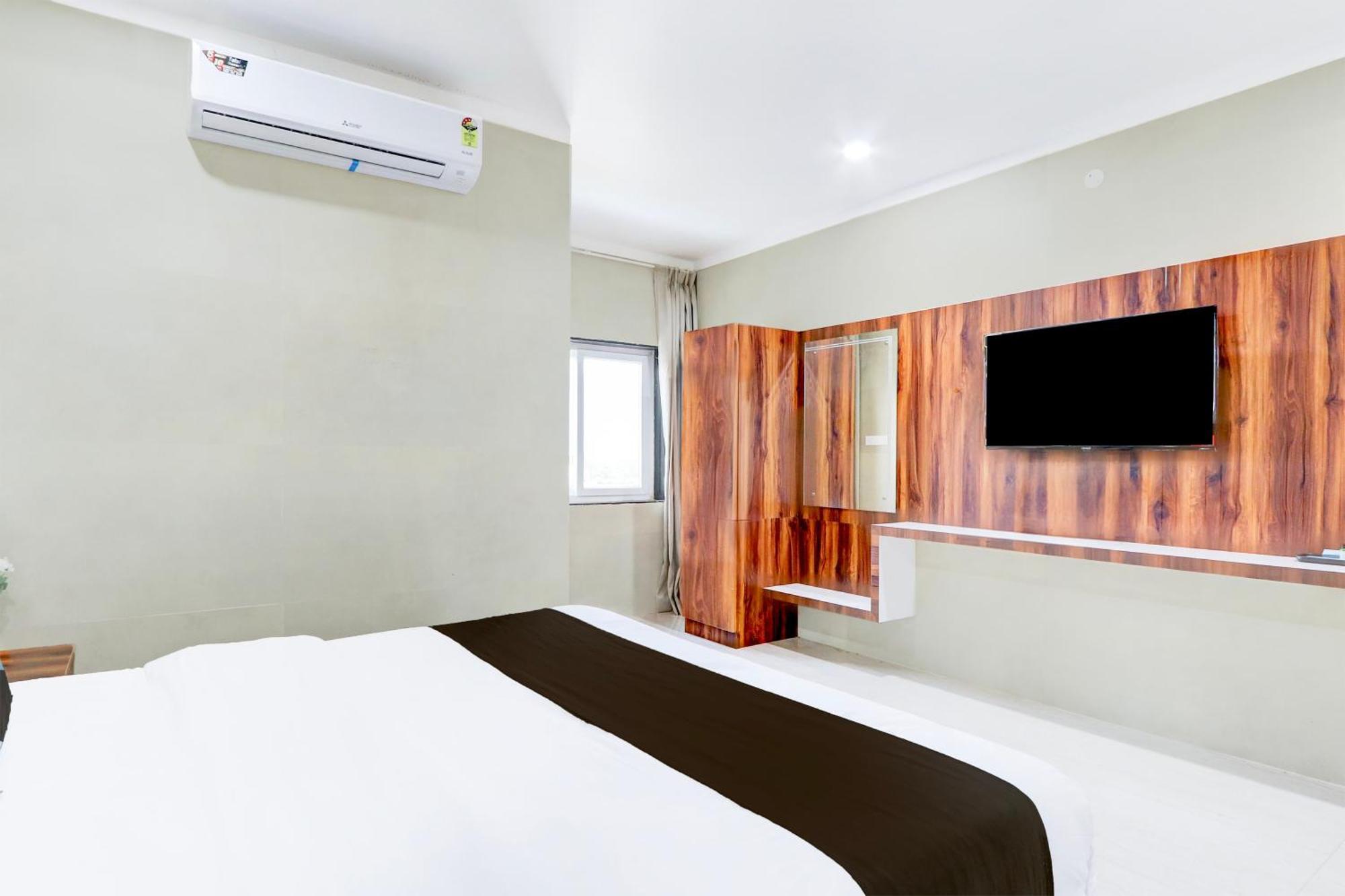 Hotel O Pr Grand Khammam Bagian luar foto