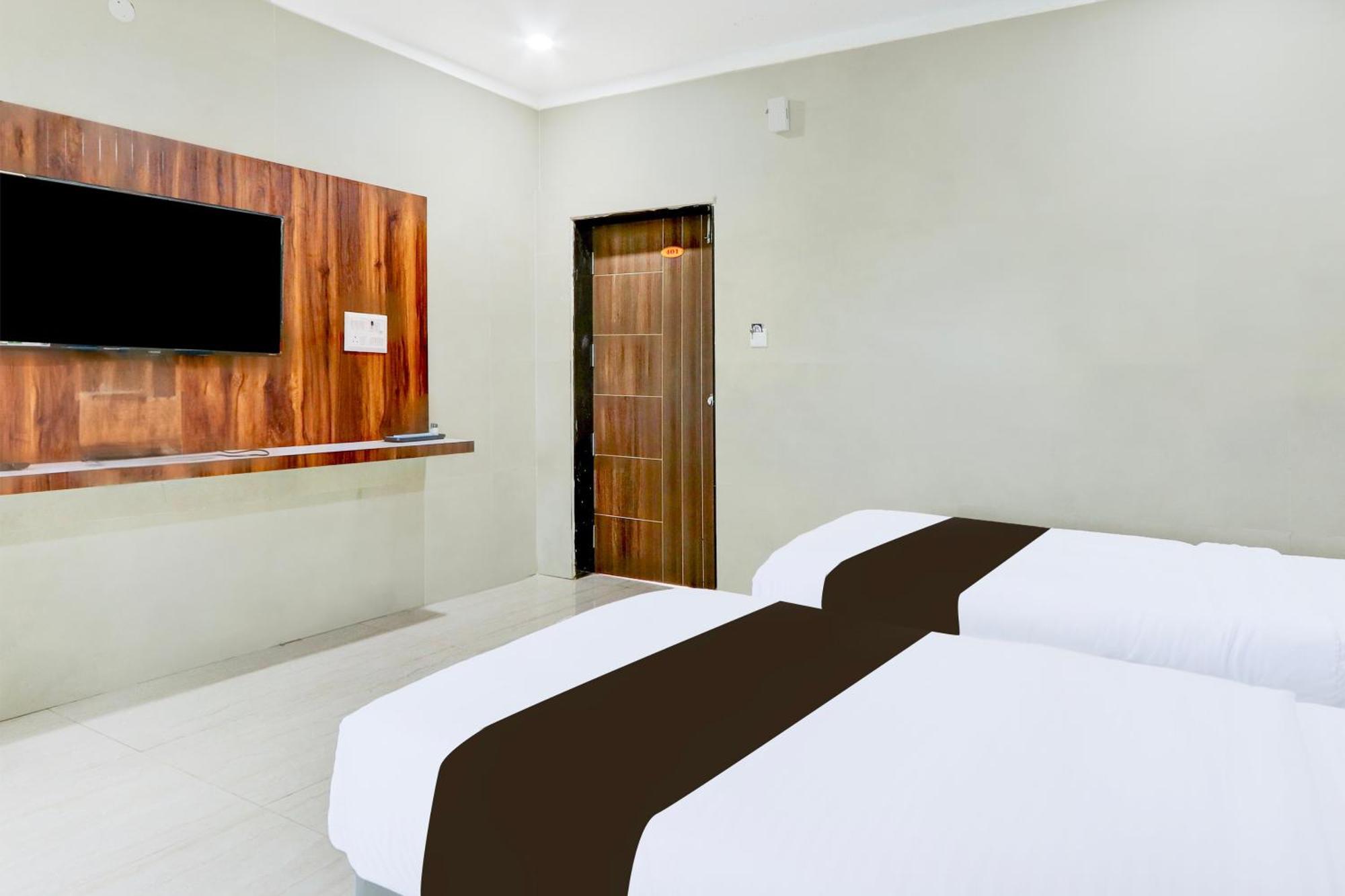 Hotel O Pr Grand Khammam Bagian luar foto