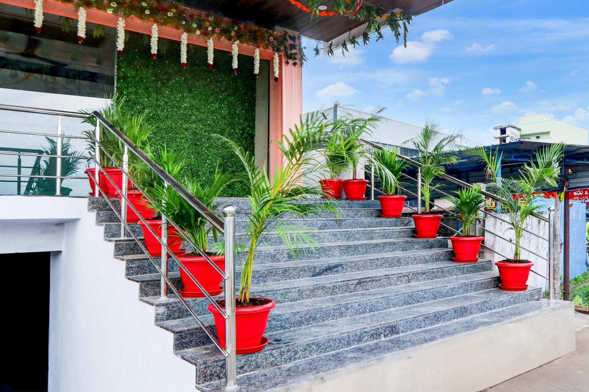 Hotel O Pr Grand Khammam Bagian luar foto