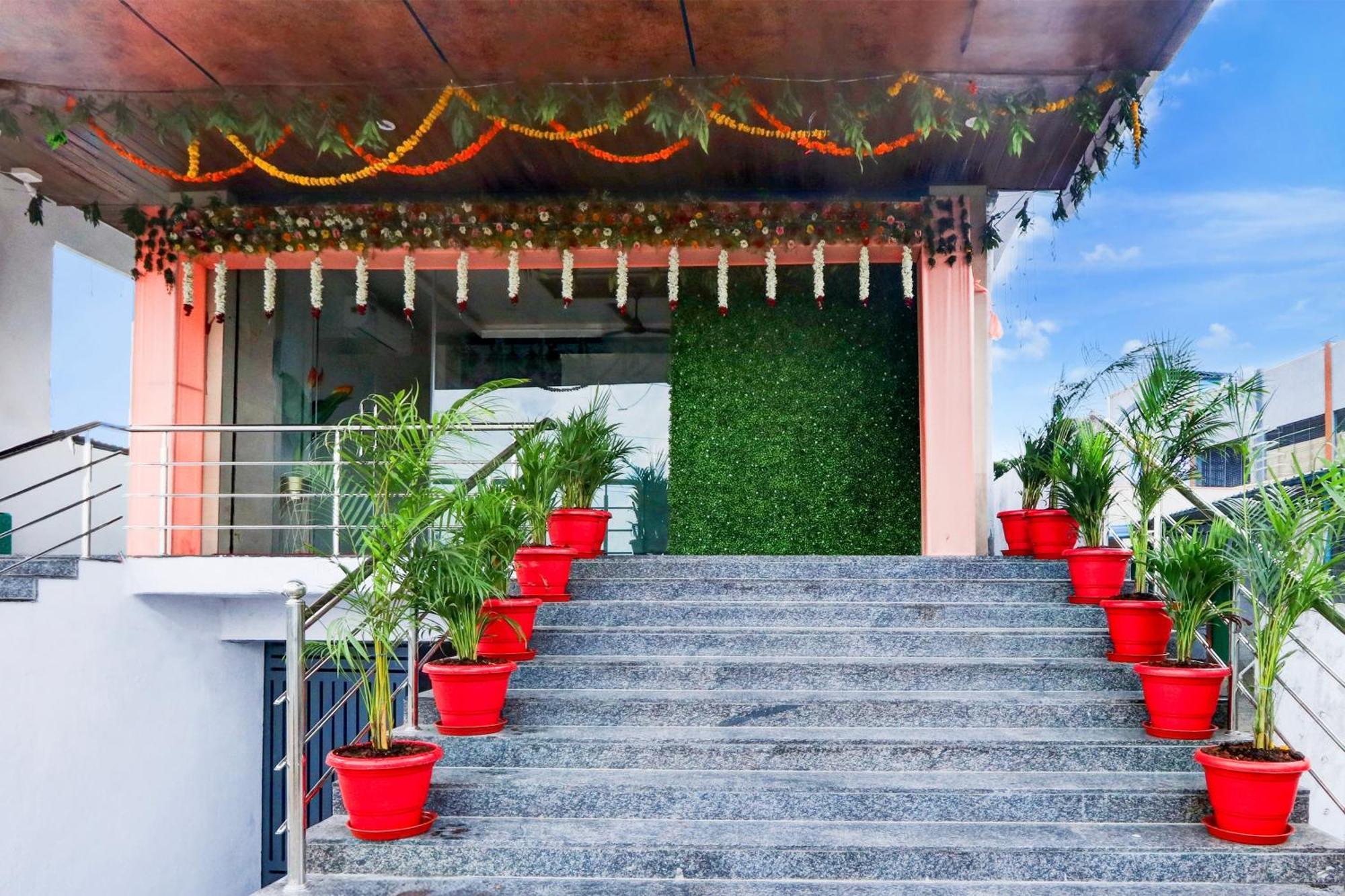 Hotel O Pr Grand Khammam Bagian luar foto